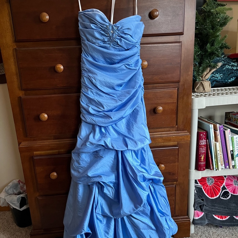 David’s Bridal Blue Cinderella Strapless Sweetheart Neckline Ball Gown Size 4
